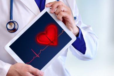 Controlla costantemente pressione arteriosa e colesterolo. Valori superiori alla norma già a 40 anni aumentano il rischio di futuri eventi cardiaci.