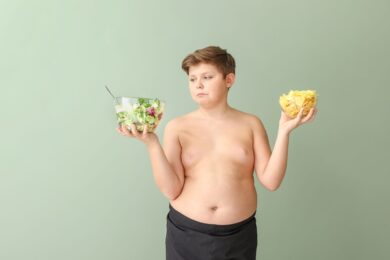 Obesità infantile e pubblicità: bastano 5 minuti di marketing sul cibo spazzatura per aumentare il consumo calorico giornaliero nei bambini